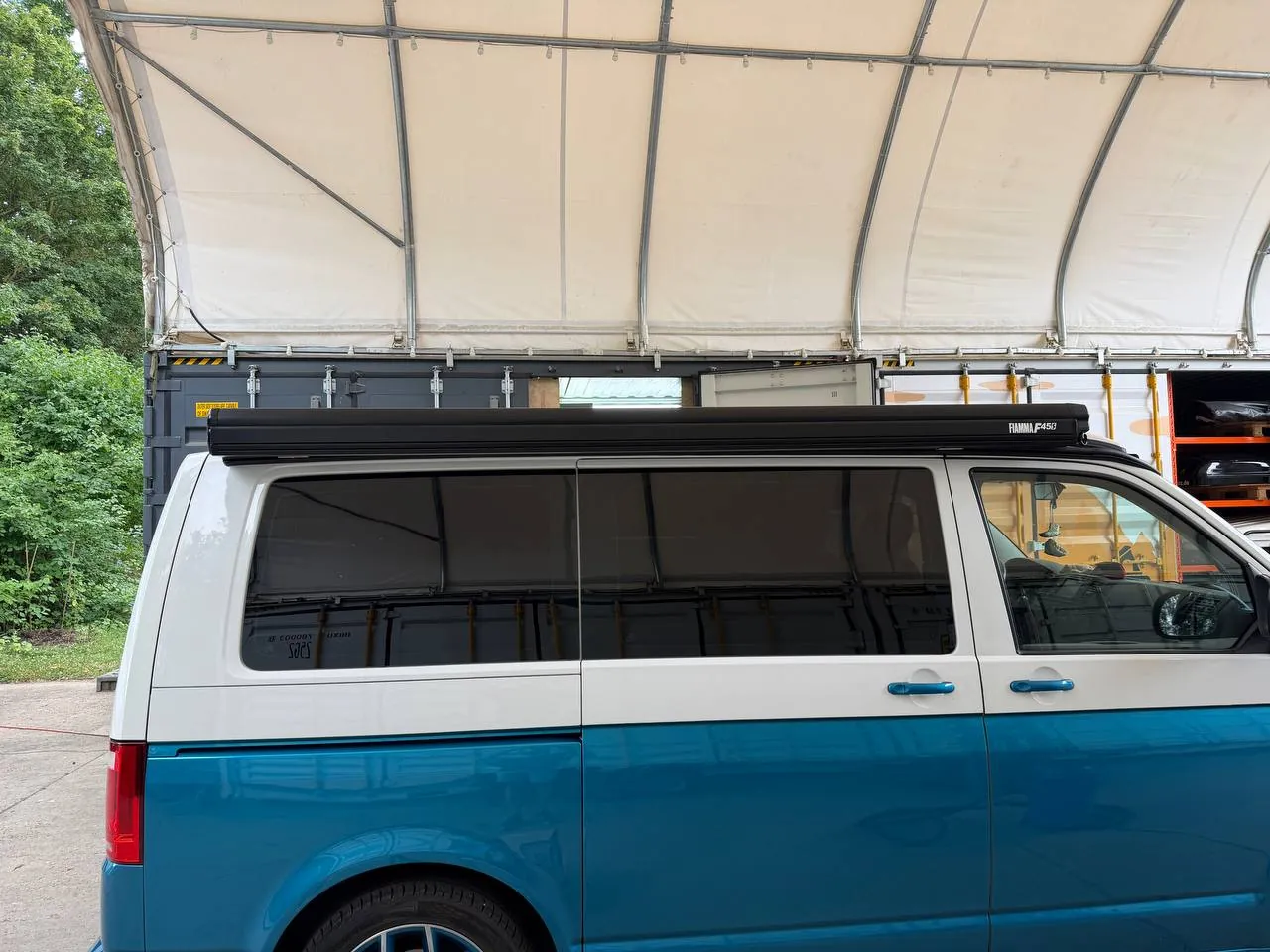 Seitliche Ansicht einer montierten Markise am VW-Bus mit Aufstelldach